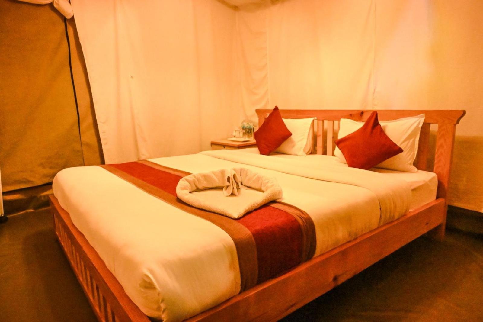 Kalash Parkaze And Tent Inn Pokhara Room photo